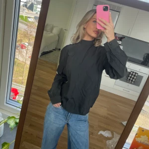Grön blus  - Så fin blus från only! Helt oanvänd. Nypris 399, säljer för 250kr! 🥰 sista bilden ser ni hur den ser ut på hemsidan. Lite skrynklig på mina bilder, ber om ursäkt för det! 😇 storlek S. Lappar kvar.