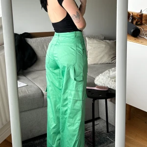 Gröna cargobyxor - Gröna cargobyxor köpta på Nelly, använda någon enstaka gång så i bra skick. Storlek xs men skulle nog kunna passa på en s också😊