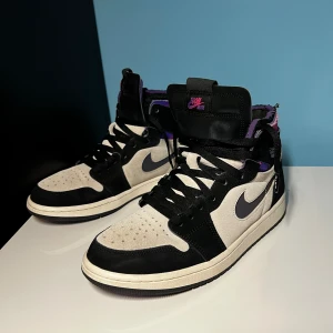 Jordan 1 High PSG - Hej, säljer ett par Jordan 1 High PSG edition som har reflekterande swoosh. Skorna är i mycket bra skick och har knappast används då det bara sparats i collektion. Kvitto och StockX tagg finns. Nypris ligger på runt 3,5k