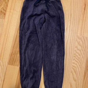 Mjukisbyxa strl 134/140 - Begagnat men fortfarande fina. Säljer en passande kofta till den, se mina andra annonser.  Jag är väldigt mån om mina köpare.Skulle du vara missnöjd med ditt köp så ta gärna kontakt med mig innan dåligt omdöme, så har jag en chans att rätta till det.