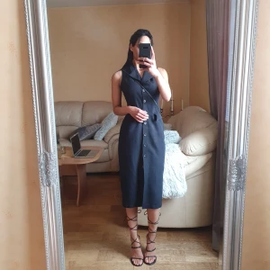 Armlös kavaj klänning - Den är fint figur sydd, har ingen strech. Finns två fungerande fickor, slits bak och kan användas öppen också. Står M men passar nog bäst S🖤🖤 Längd: 115cm. 70% Viskos & 30% Polyester •Jag är 173 och använder XS vanligtvis •Alltid nytvättat innan.