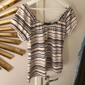 Topp - Topp från Twilfit, helt ny. Frog av prislappen när jag testade den så den är endast testats. Nypris var 249kr  Uppskrattas som en storlek Large. 