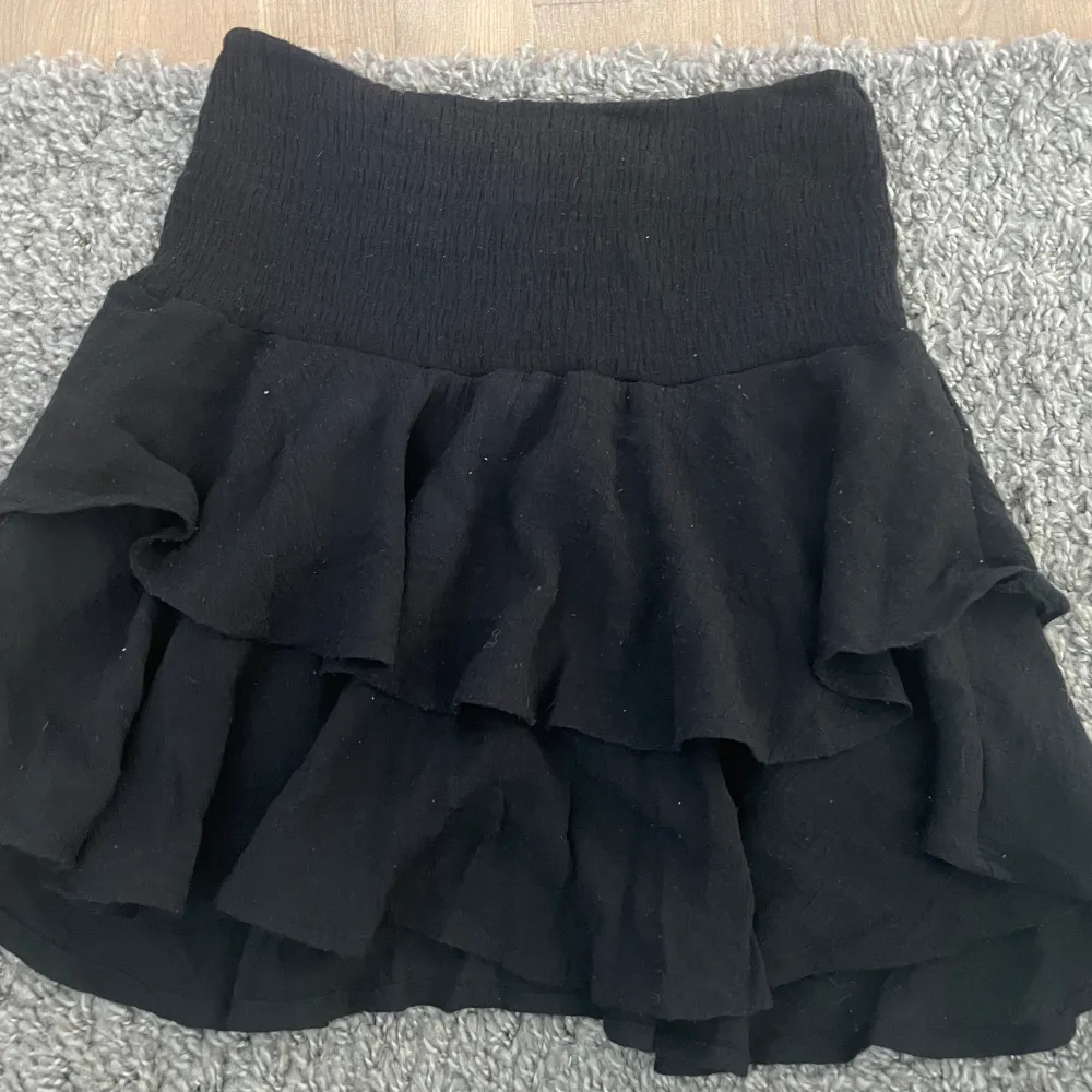 Jättefin svart volang kjol från shein bra skick 💕. Kjolar.