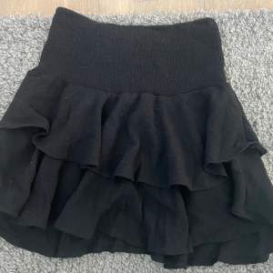 Jättefin svart volang kjol från shein bra skick 💕