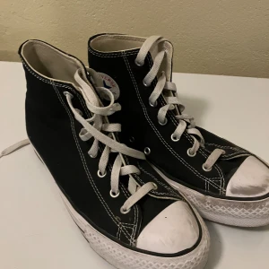 Converse hög modell - Svarta converse i hög modell, strl 38. Vänster sko missfärgad framtill (går kanske att rengöra), därav det låga priset. 