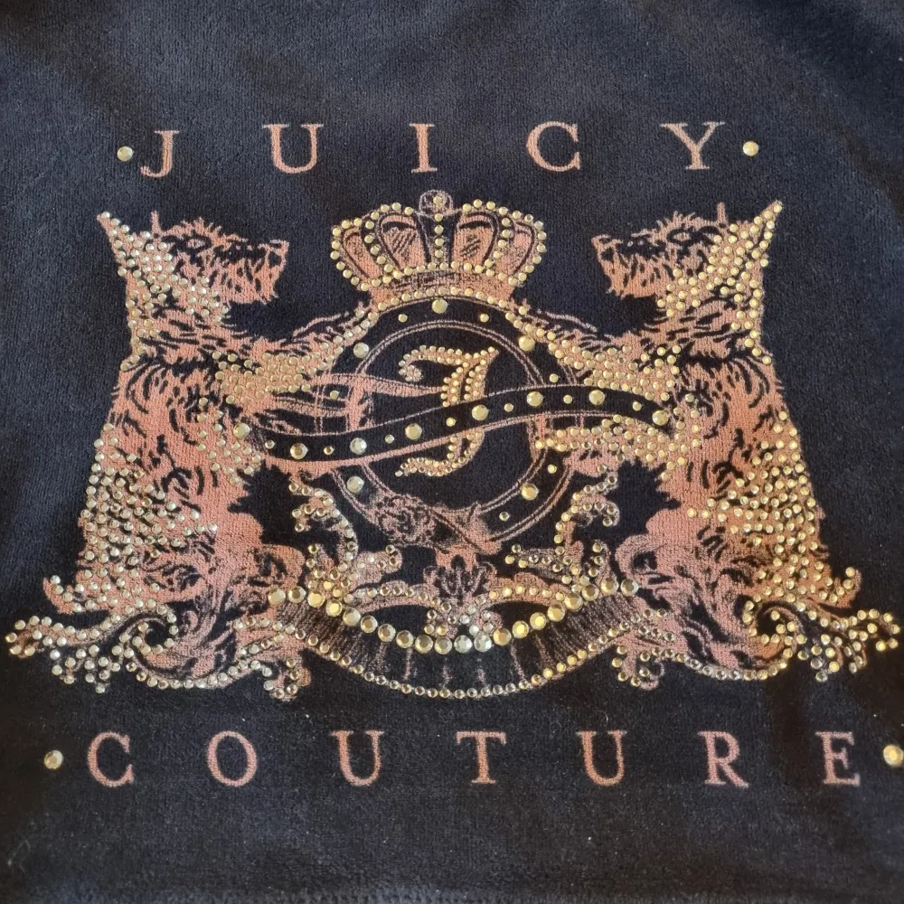 Juicy Couture vintage marinblå munkjacka i storlek small med vackert strassmotiv på fram- och baksida.. Hoodies.