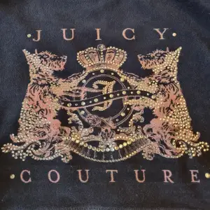 Juicy Couture vintage marinblå munkjacka i storlek small med vackert strassmotiv på fram- och baksida.