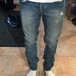 Diesel Jeans - Diesel | Jeans i väldigt bra skick med snygga slitningar | Jeansen har skön slimfit | Skriv vid några funderingar⚡️