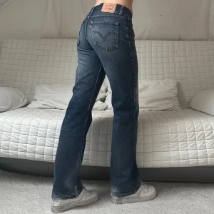 Vintage Levis Jeans - Midja: 81cm✨Innerben: 80cm✨Storlek: W32L32 (passar ungefär S)✨Jag på bilderna är 172cm lång och brukar ha storlek 38❤️OBS! Lagade över knäna, men på ett sätt så det inte syns, be gärna om närbild🎉