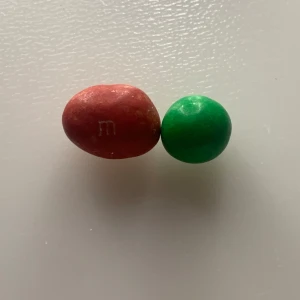 En megastor m&m salted caramel - Inget tecken på användning. Svår att få tag på i Sverige. Köpt i Italien. Röd stor m&m. Passar alla.
