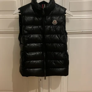 Moncler väst - Hej,säker min moncler väst som jag tyvärr börjar växa ifrån nu. Den är i fint skick och passar både tjej o kille,Jag skulle säga att den passar 12y - 14y