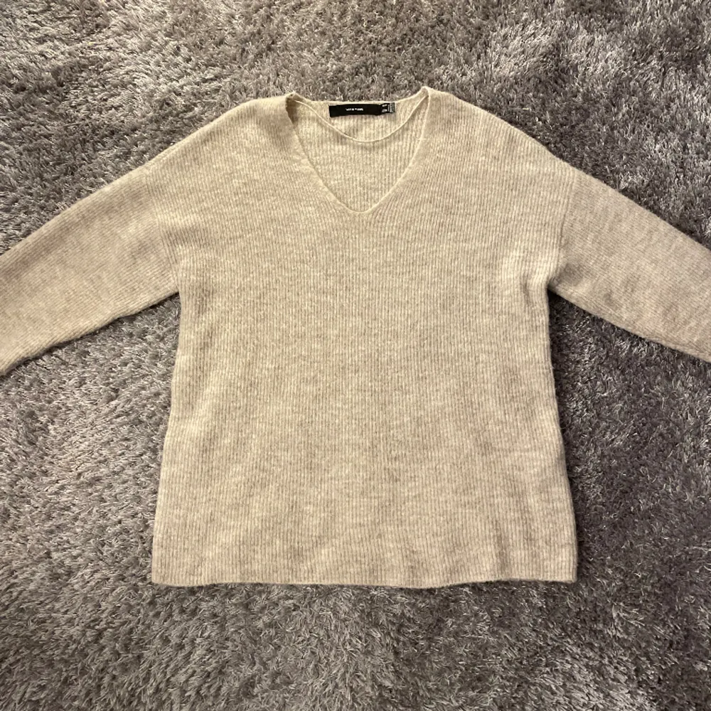 Beige stickad tröja från Vero Moda i strl M🤍 använd få gånger och är i bra skick. Stickat.