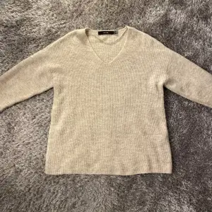 Beige stickad tröja från Vero Moda i strl M🤍 använd få gånger och är i bra skick