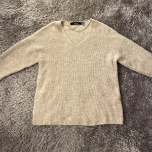 Stickad tröja strl M - Beige stickad tröja från Vero Moda i strl M🤍 använd få gånger och är i bra skick