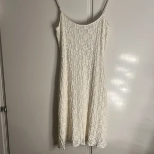 Vit klänning - Säljer den här jätte fina vita klänningen som inte kommer till användning, det står ingen storlek men den är som S❤️
