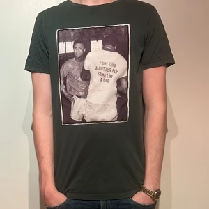 Limitato T-shirt - Limitato t-shirt i bra skick. Köpt för 2000kr. Storlek M. Modellen på bilden är 183 cm lång och väger 68 kg. Skriv vid frågor eller funderingar! 