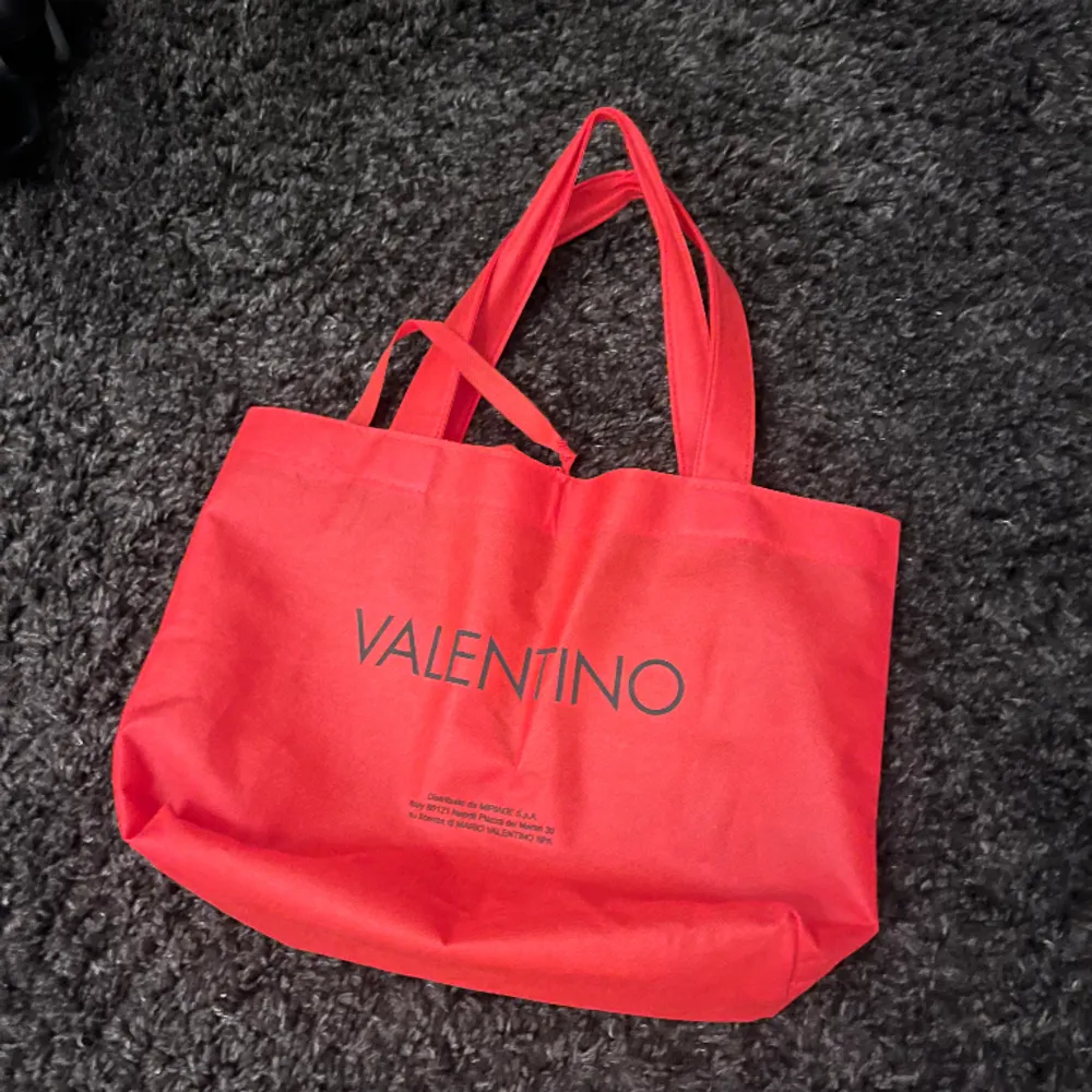 Säljer Valentino väska köpt för 1395kr på Zalando. Aldrig använd, ingår dustbag. Köparen står för frakt.. Väskor.