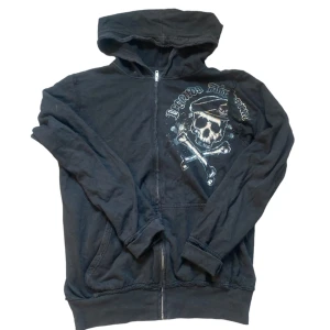 zip hoodie med tryck  - As cool zip hoodie med tryck i bra skick! Hittar ingen storlek men skulle väll säga M-L