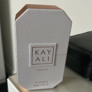 Kayali parfym 28 - Kayali parfym i nr 28 säljes, använd lite, skriv vid frågor eller intresse❤️