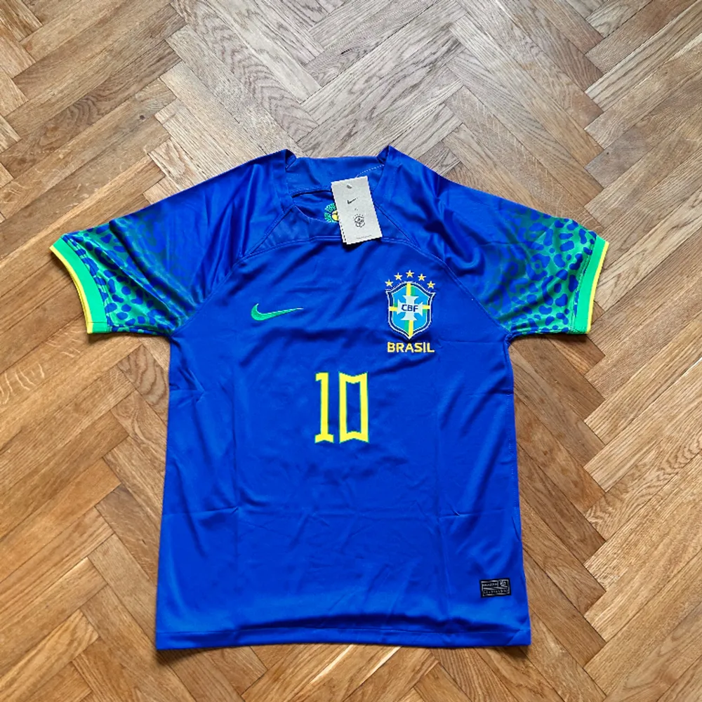 Säljer en helt ny, oanvänd Brasilien tröja från säsongen 22/23 med Neymar på ryggen. Övrigt.