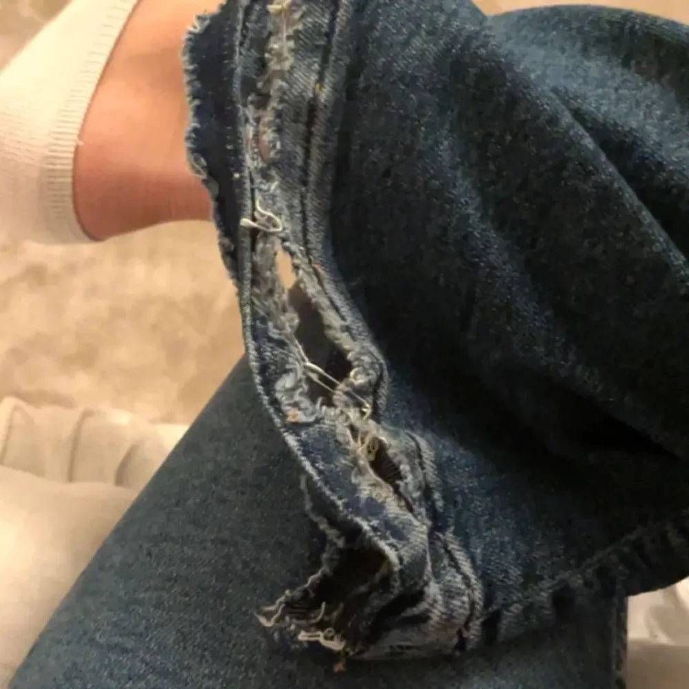 Populära midwaist jeans från Zara. Strl 36❤️ De är ursprungligen Midrise men tycker att dom sitter mer som lowrise. Jag har sprättat upp dom och dom har gått sönder längst ner på baksidan men går att sy ihop.❤️. Jeans & Byxor.