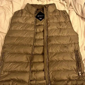 Gant Vest - Jätte fin gant vest, nästan oanvänd Ny pris 800kr sälj för 200🔥✅