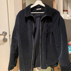 Manchesterjacka - Marinblå manchesterjacka som jag vuxit ur. Sitter som en Small. Inte använd många gånger jättefint skick.