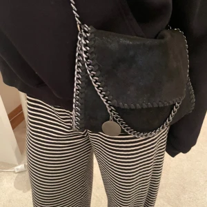 Stella McCartney väska  - Liknar Stella mc väska💓💓 super eftertraktad!!💓💓 använd fåtal gånger 