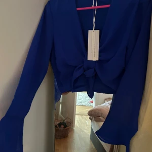 Blus från bubbleroom  - Ny blus med snöring, prislapp kvar.  Köpt från bubbleroom. Storlek M funkar som S också