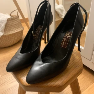 Svarta klackskor - Säljer dessa svarta vintage klackskor! Exakt samma modell som de röda jag säljer förutom att de är svarta!💓  Storlek 37!💓👍