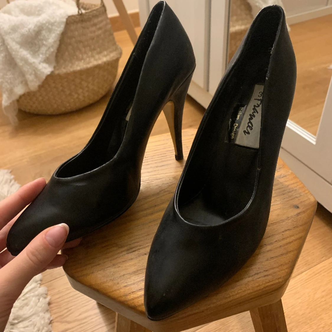 Svarta klackskor  - 91