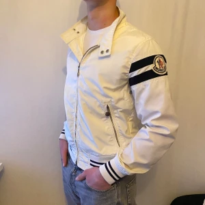Moncler vindjacka - Vit moncler vindjacka i väldigt bra skick, passar S/M. Hör av dig vid minsta lilla intresse eller funderingar😁