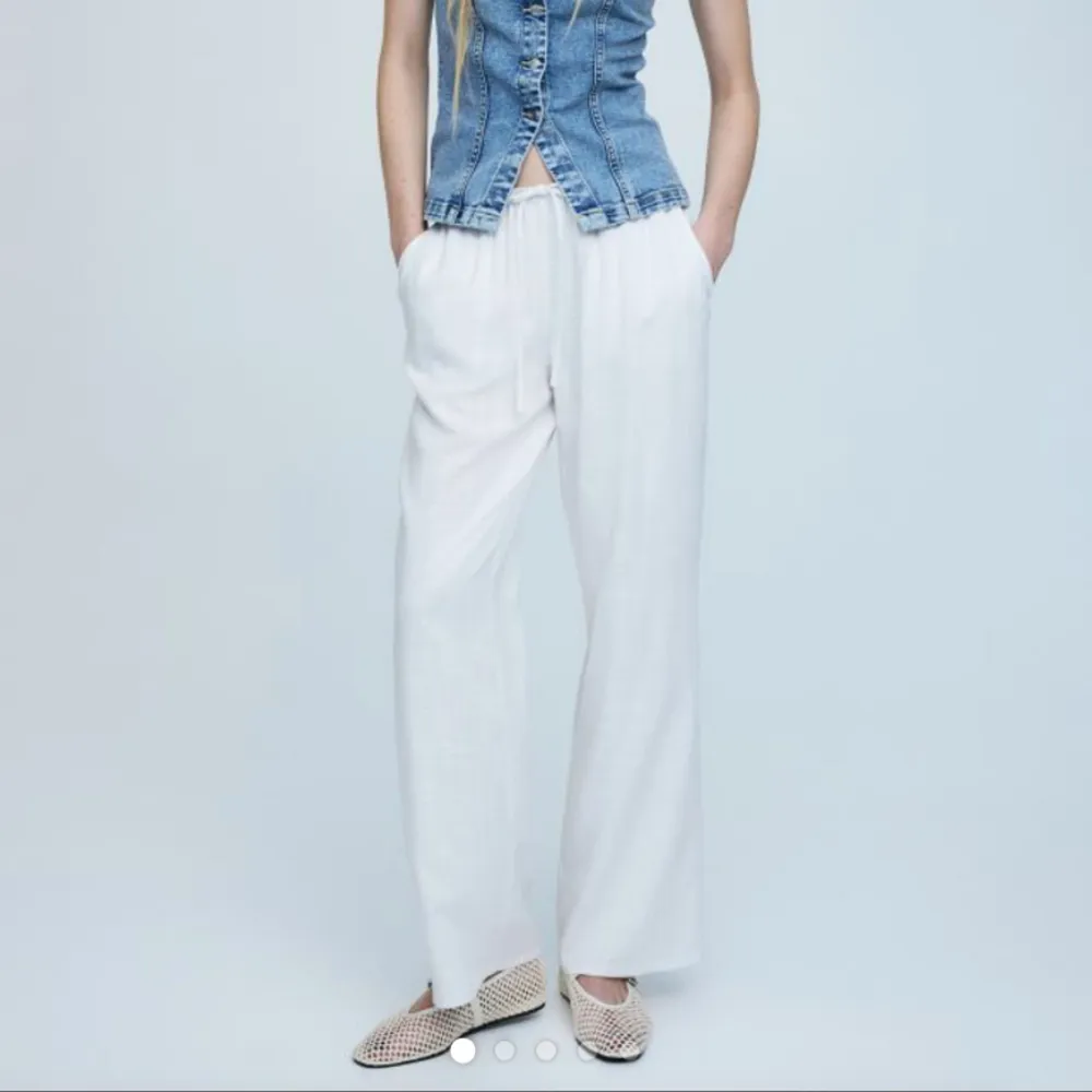 Jätte fina vita linne byxor från H&M i storlek xxs. Innerbenslängd: 65cm midjemått: 31cm, de har lite fläckar längst ner (finns bild) där av de låga priset💕. Jeans & Byxor.