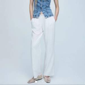 Jätte fina vita linne byxor från H&M i storlek xxs. Innerbenslängd: 65cm midjemått: 31cm, de har lite fläckar längst ner (finns bild) där av de låga priset💕