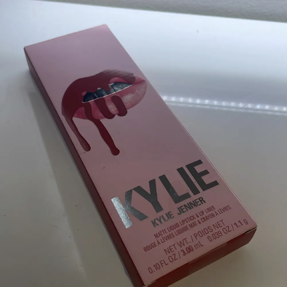 Säljer en superfin Kylie lip kit i färgen Twenty. Det är en matt lip liner och liquid lipstick. Håller hela dagen. Originalpris 410kr! Endast testad och säljer pga det inte passade mig. Frakt tillkommer. Skriv vid frågor! ❤️. Accessoarer.