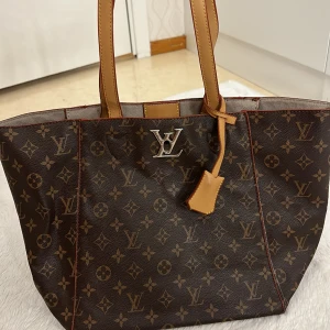 Helt oanvänd handväska - Fin vintage handväska med rymlig plats 