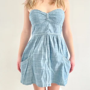 Klänning - Söt sommarklänning i ”fine” jeans material. Passar fler storlekar tack vare resåren i ryggen🫶