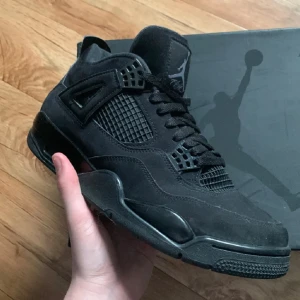 Jordan 4 black cats  - Jordan 4 black cat i bra skick förutom lite creese på nätet fram säljer pågrund av att jag tröttnat på dom lite men dom har inga skador eller något hör av dig vid minsta funderingar och pris kan diskuteras!💯✅  och box å de ingår 🙏💯