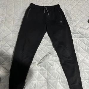 Nike mjukisbyxor - Säljer dessa otroligt sköna nike mjukisbyxorna som jag köpt för ett par år sedan. De är i bra skick och är perfekt att styla med en Nike kofta. Ordinarie pris 400