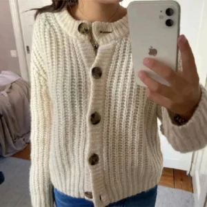 Stickad kofta  - Stickad kofta i storlek xs/s i väldigt bra skick! Bara att skriva vid frågor!😊