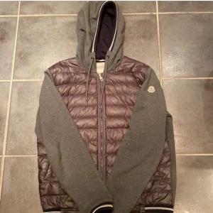 Moncler cardigan  - Nu säljer jag denna tvär feta moncler cardiganen och  modell. Skicket är 8/10 jackan är 100% äkta men jag har tyvär inget kvitto pris kan  vid snabb affär skriv för minsta lilla funderingen🗣️🙌 kan tänka mig byten
