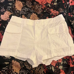 Vit cargo shorts  - Pris kan diskuteras vid köp av flera plagg!   Skriv gärna privat för flera bilder eller mått 😊