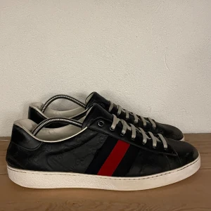 Gucci skor - Hej! Säljer nu dessa sjukt populära Gucci skor. Skorna är i superfint skick 8/10 inga defekter. Bara skorna medföljer därav priset. Nypris 9-11 tusen