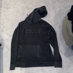 Svart dondup hoodie - Svart dondup hoodie i storlek M