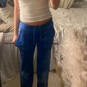 Juicy couture  - Juicy couture byxor i färgen regatta, super bra skick, det enda är att de är lite ”smutsiga” längst ner, skriv för bilder på det!💗