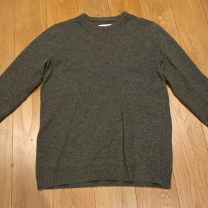 Samsøe Samsøe stickad tröja - Storlek L  Har aldrig används eftersom att den är för stor Ny pris 1500kr säljs för 599kr