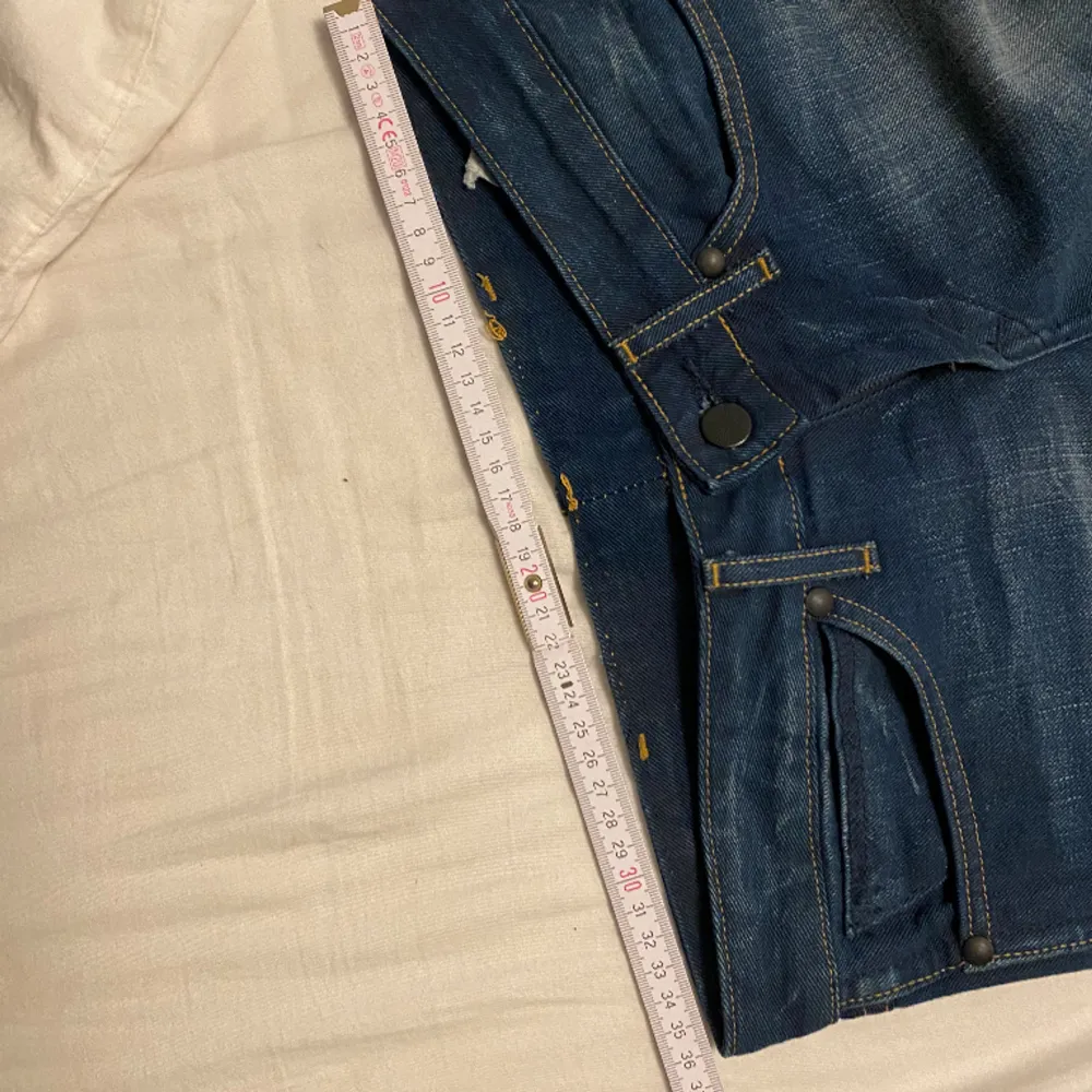 Snygga blåa jeans som är lågmidjade. De har aldrig använts och är k perfekt skick!! Är tyvärr inte i min storlek, därav säljer jag. De är 36 i midjemått, 75 i innerbenslängden. Kontakta för mer info!!!. Jeans & Byxor.