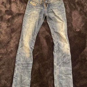 Diesel jeans  - Säljer dessa snygga diesel jeans🌟 Jeansen är straight å lägger ut för att dom är för små! Hör av er vid fler frågor å funderingar❣️