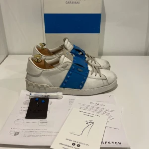 Valentinos open  - Hej! Säljer nu dessa super snygga valentinos open. Skorna är i fint skick7/10 lossnat lite färg. Super lätt att fixa hos en skomakare. Med skorna medföljer kort, box, extra skosnören och extra valentino nitar.