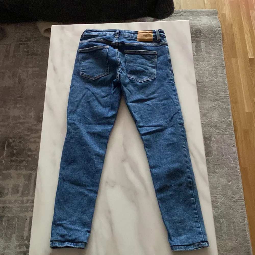 Jeans från ZARA, bra skick, knappt använda Storlek: 36 Färg: mörkblå/blå Dem är raka men även lite skinny jeans, dem är inte stretchiga.. Jeans & Byxor.